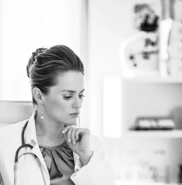 Médico Pensativo Mujer Consultorio —  Fotos de Stock