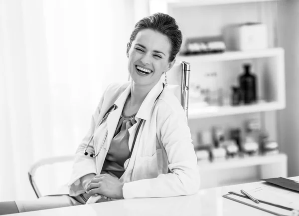 Retrato Mujer Doctora Riendo Sentada Consultorio —  Fotos de Stock