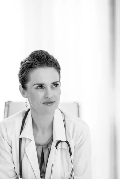 Médico Médico Mujer Sentado Consultorio Mirando Espacio Copia —  Fotos de Stock