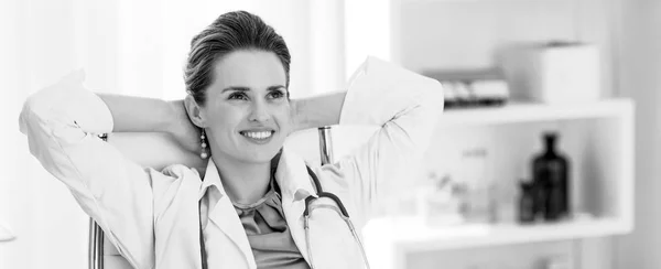 Relaxed Medical Doctor Woman Office — Stock Photo, Image