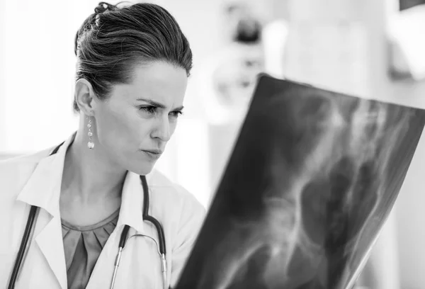 Kobieta Lekarz Patrząc Fluorography — Zdjęcie stockowe