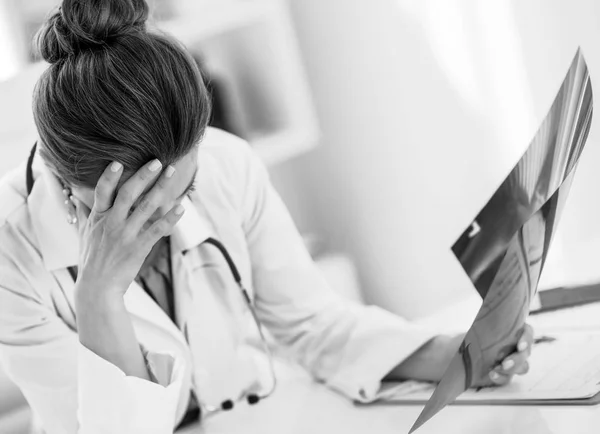 Stressato Medico Donna Con Fluorografia Ufficio — Foto Stock