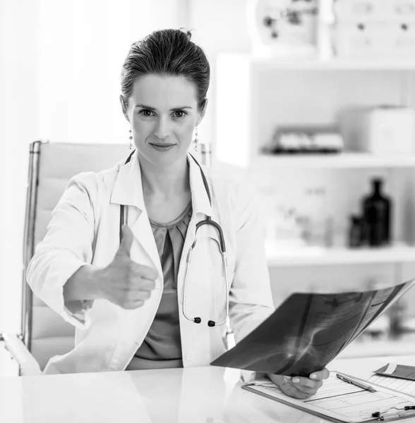 Medico Medico Donna Con Fluorografia Mostrando Pollici Verso Alto — Foto Stock