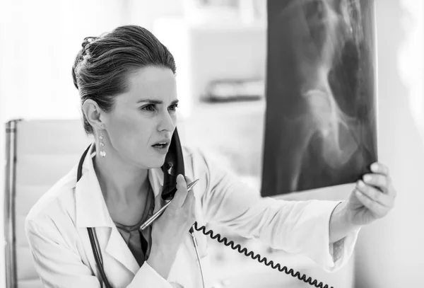 Médico Médico Mujer Buscando Fluorografía Teléfono Que Habla — Foto de Stock