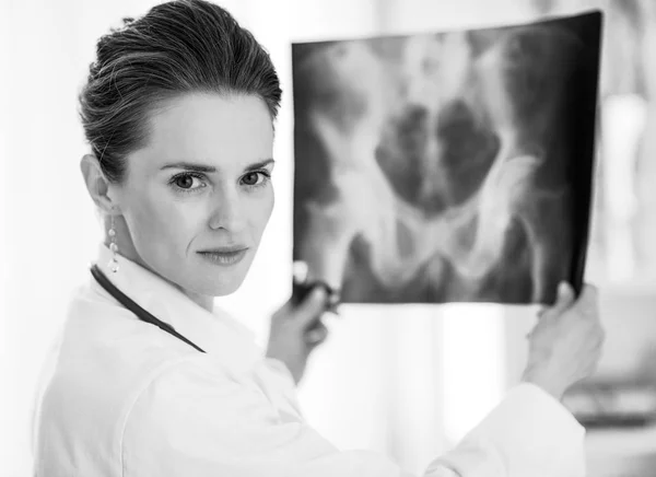 Retrato Médico Mujer Con Fluorografía — Foto de Stock