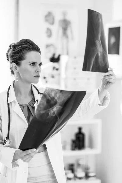 Médico Médico Mujer Buscando Fluorografía Consultorio — Foto de Stock