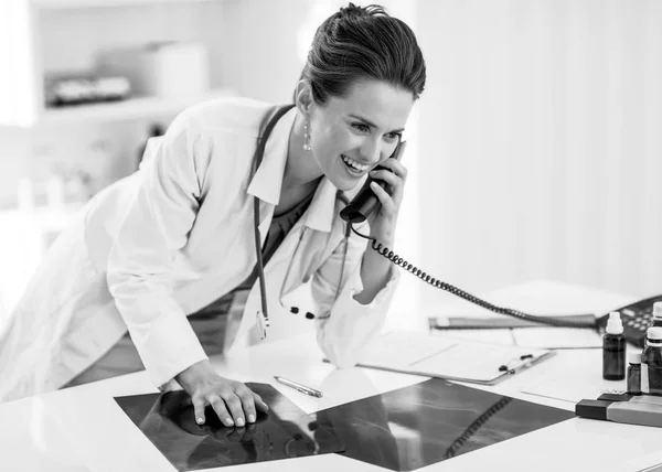 Ofis Telefonu Konuşurken Fluorography Kadınla Mutlu Tıp Doktoru — Stok fotoğraf