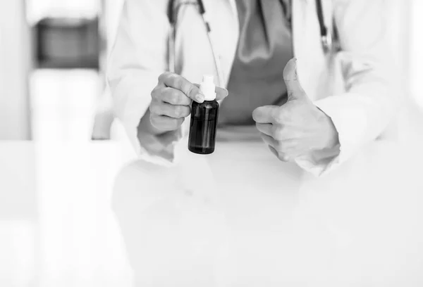 Gros Plan Sur Médecin Femme Montrant Bouteille Médicament Pouces Vers — Photo