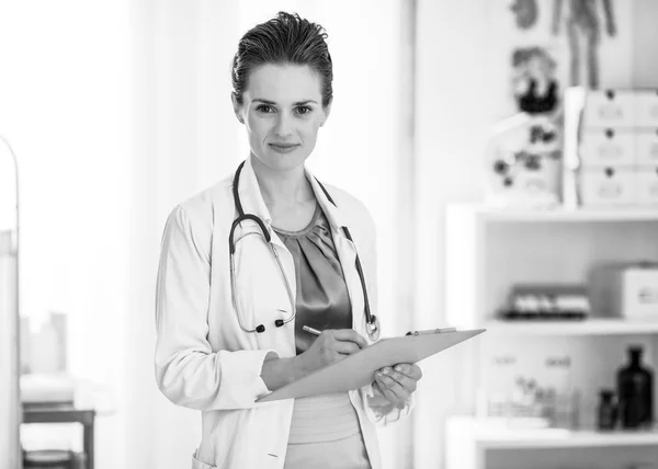 Retrato Doctora Médica Escribiendo Portapapeles — Foto de Stock