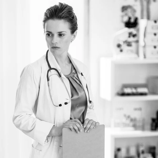 Médico Pensativo Mulher Com Prancheta — Fotografia de Stock