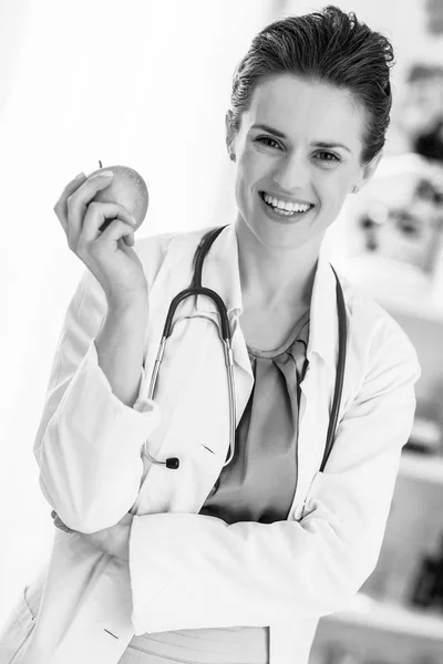 Médico Sonriente Mujer Con Manzana —  Fotos de Stock