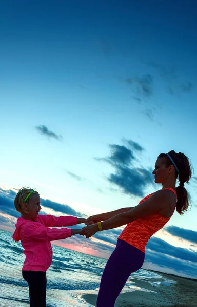 Fitte Mutter Und Kind Sportkleidung Strand Bei Sonnenuntergang Spaß Haben — Stockfoto