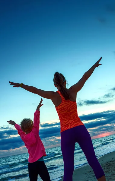 Aktive Mutter Und Kind Sportkleidung Strand Beim Sonnenuntergang Jubelnd — Stockfoto