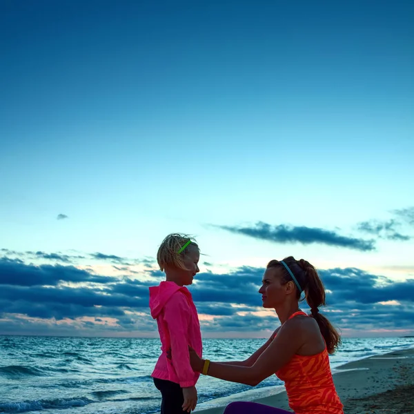 Madre Hijo Sanos Ropa Deportiva Orilla Del Mar Atardecer — Foto de Stock