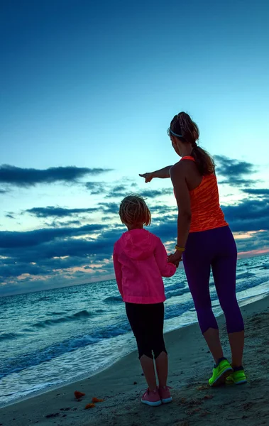 Ung Mor Barn Sport Stil Tøj Havet Solnedgangen Peger Noget - Stock-foto