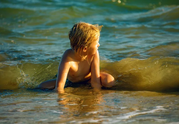 Blond Meisje Zoek Opzij Tijdens Het Zwemmen Zee — Stockfoto