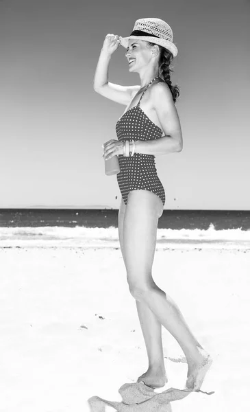 Ganzkörperporträt Einer Glücklichen Modernen Frau Bademode Strand Mit Sonnencreme Die — Stockfoto