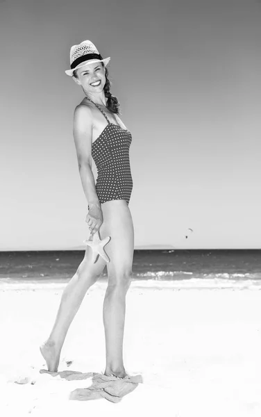 Retrato Larga Duración Una Joven Feliz Traje Baño Playa Con —  Fotos de Stock