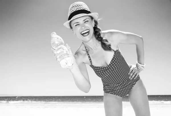 Porträt Einer Glücklichen Modernen Frau Bademode Meeresufer Mit Wasserflasche — Stockfoto