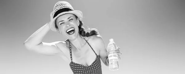 Fröhliche Moderne Frau Badeanzug Strand Mit Wasserflasche — Stockfoto