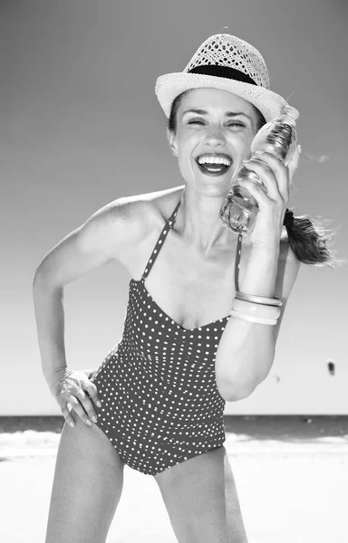 Portrét Šťastné Mladé Ženy Plavkách Pláži Těší Studené Vody — Stock fotografie