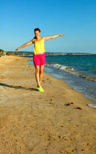 Gülümseyen Tam Uzunlukta Portresi Uyum Kadın Plaj Renkli Elbise Eğleniyor — Stok fotoğraf