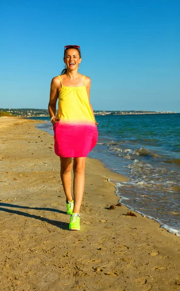 Volledige Lengte Portret Van Gelukkig Actieve Vrouw Kleurrijke Jurk Zeekust — Stockfoto