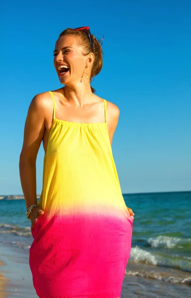 Mulher Apto Feliz Vestido Colorido Litoral Noite Olhando Para Lado — Fotografia de Stock