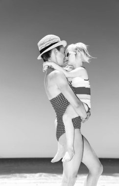  Modern anne ve çocuk mayo plaj kucaklayan üzerinde