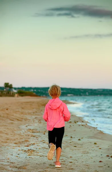 Gesehen Von Hinten Gesundes Kind Sportkleidung Strand Beim Abendlichen Joggen — Stockfoto