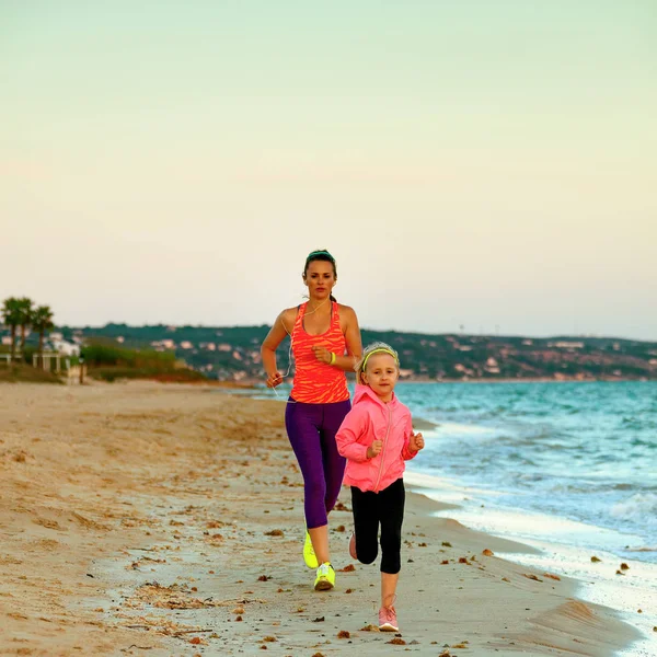 Junge Mutter Und Kind Sportkleidung Strand Beim Abendlichen Joggen — Stockfoto