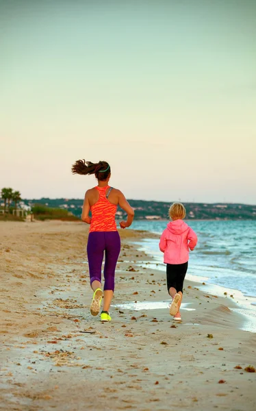 Seen Fit Mother Daughter Sport Style Clothes Beach Evening Running — Stock Photo, Image