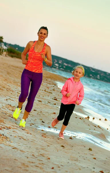 Lächelnd Fitte Mutter Und Kind Sportkleidung Strand Beim Abendlichen Joggen — Stockfoto