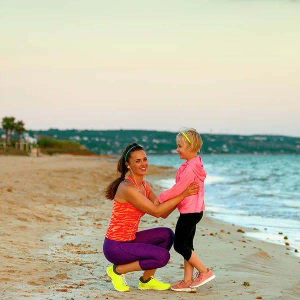 Glückliche Junge Mutter Und Kind Sportkleidung Strand Abend Spaß Haben — Stockfoto