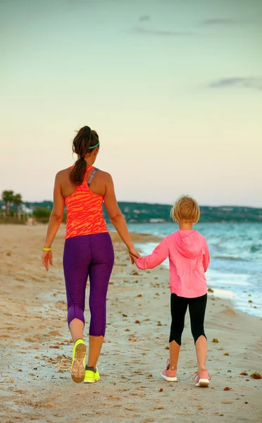 Seen Fit Mother Child Sport Style Clothes Seashore Evening Walking — Stock Photo, Image