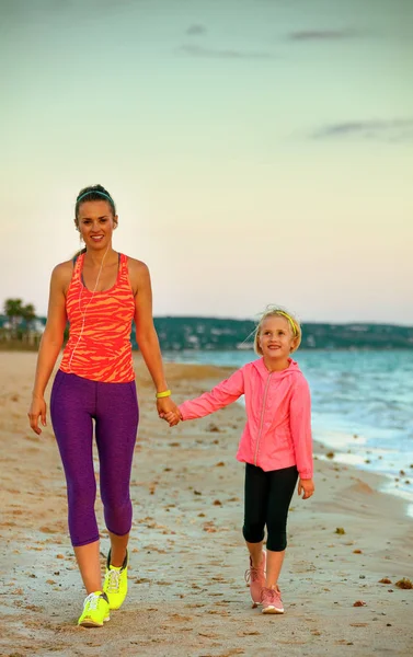 Smiling Young Mother Daughter Sport Style Clothes Seashore Evening Walking — Stock Photo, Image