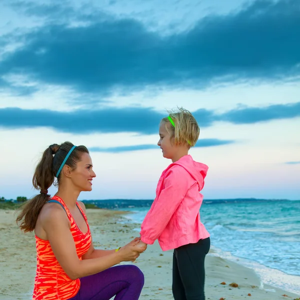 Glücklich Gesunde Mutter Und Tochter Sportkleidung Meeresufer Abend Spaß Haben — Stockfoto