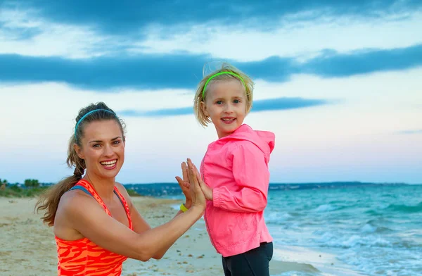 Lächeln Aktive Mutter Und Tochter Sportkleidung Strand Abend Spaß Haben — Stockfoto