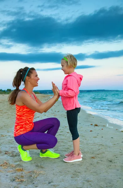 Усміхнена Активна Мати Спортивному Одязі Дає Дитині Високі Ять Пляжі — стокове фото