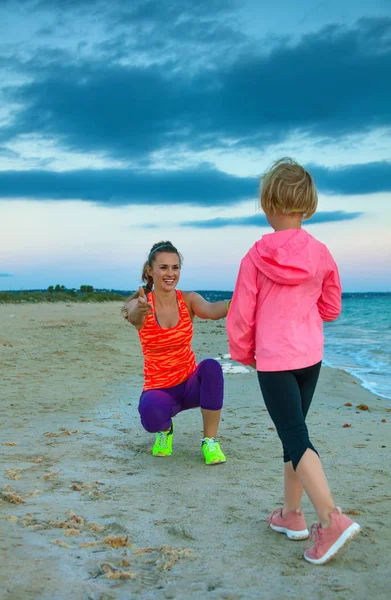 Glücklich Fitte Mutter Und Kind Sportkleidung Strand Abend Beim Spielen — Stockfoto