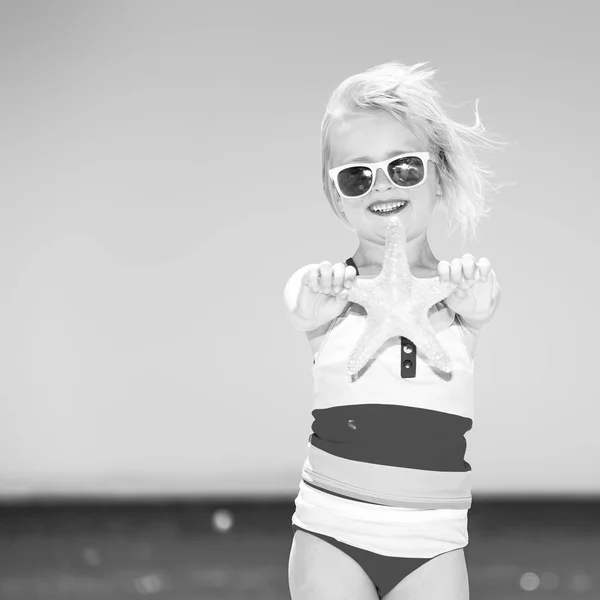 Gelukkig Moderne Meisje Beachwear Het Strand Met Zeester — Stockfoto