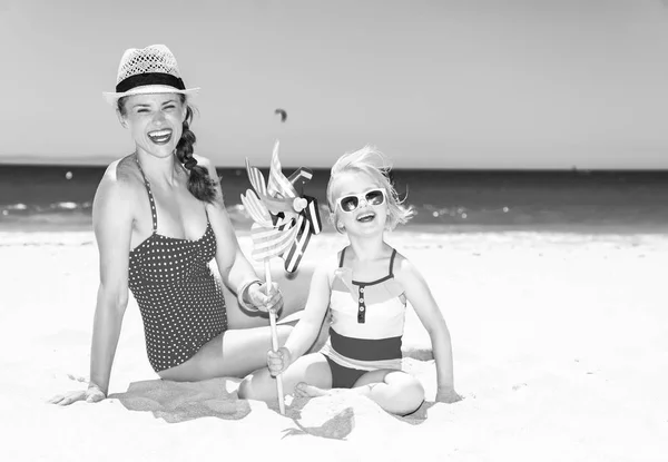 Sonrientes Madre Moderna Hija Ropa Playa Brillante Orilla Del Mar — Foto de Stock