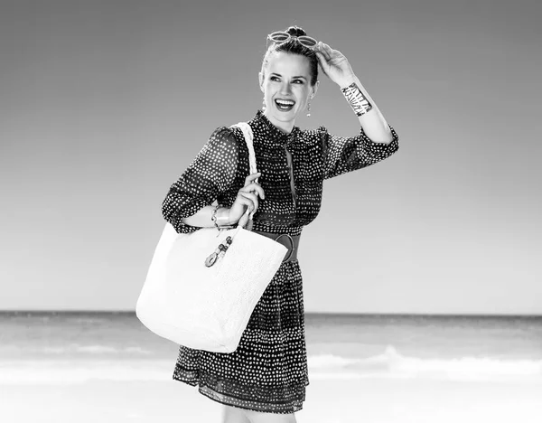 Mükemmel Yaz Yaz Aylarında Mutlu Sağlıklı Kadın Elbise Ile Sahil — Stok fotoğraf
