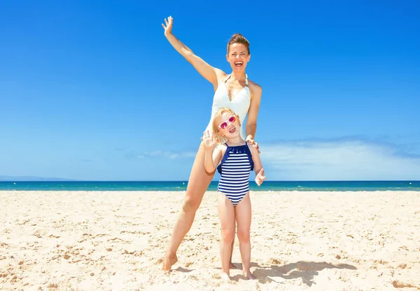 Modern Anne Çocuk Beachwear Eğleniyor Sahil Üzerinde Gülümseyen Tam Uzunlukta — Stok fotoğraf