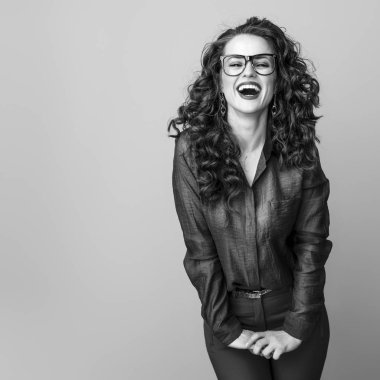 gözlüklü esmer uzun dalgalı saçlı neşeli genç kadın 