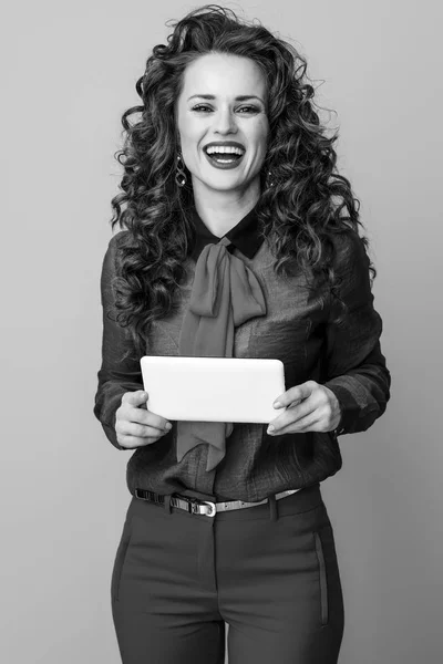 Mujer Moda Feliz Con Pelo Largo Ondulado Morena Contra Fondo — Foto de Stock