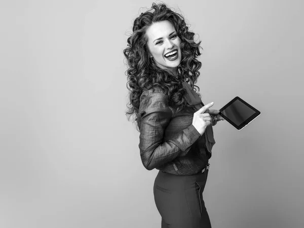 Sonriente Mujer Joven Con Pelo Largo Ondulado Morena Usando Tableta — Foto de Stock