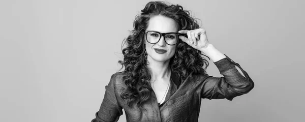 Mulher Moderna Feliz Com Cabelo Morena Ondulado Longo Óculos Contra — Fotografia de Stock
