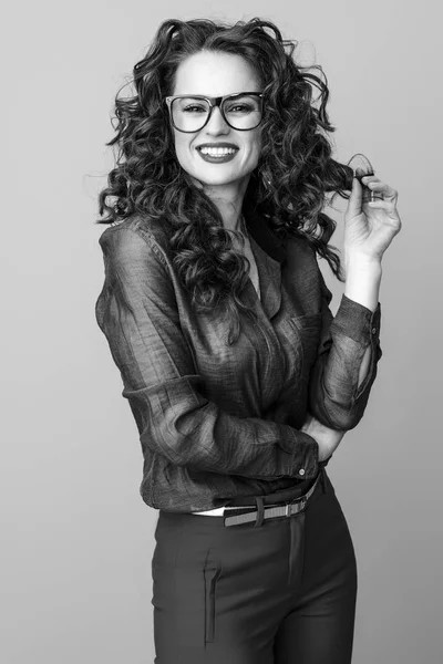 Sonriente Mujer Moda Con Pelo Largo Ondulado Morena Gafas —  Fotos de Stock