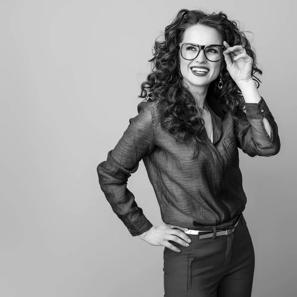 Mujer Moderna Feliz Con Pelo Largo Ondulado Morena Gafas Mirando —  Fotos de Stock